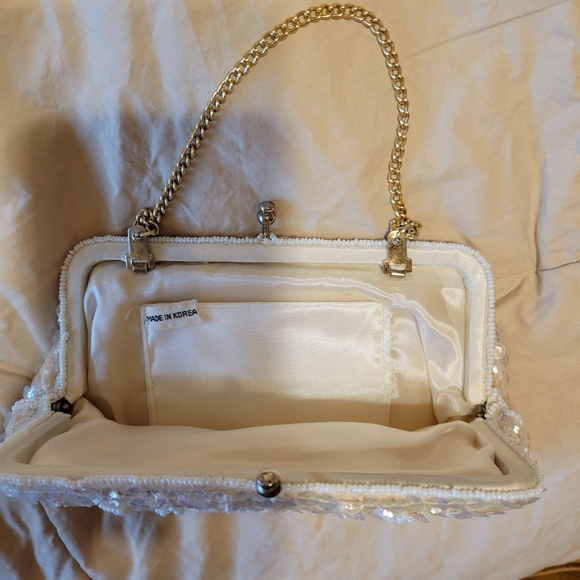 Lot of two purses: 1 beaded white clutch and 1 multicolored beach bag with strap - Picture 16 of 16